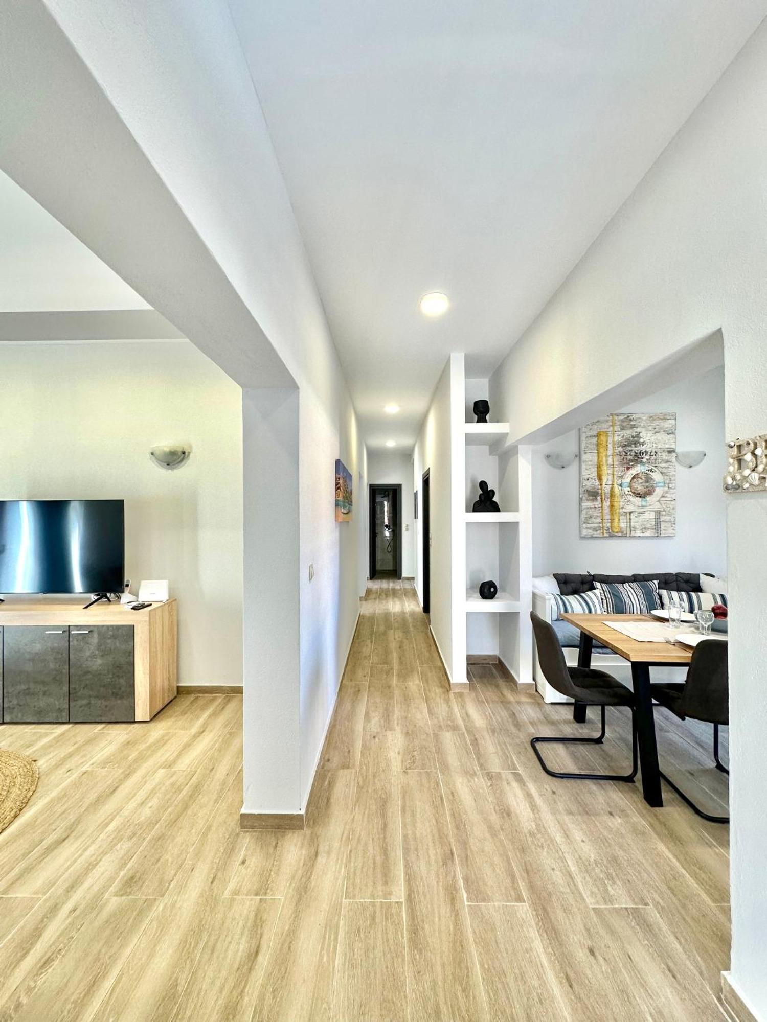 Exquisite 4-Bedroom Prestige Apartment Rhodes City エクステリア 写真