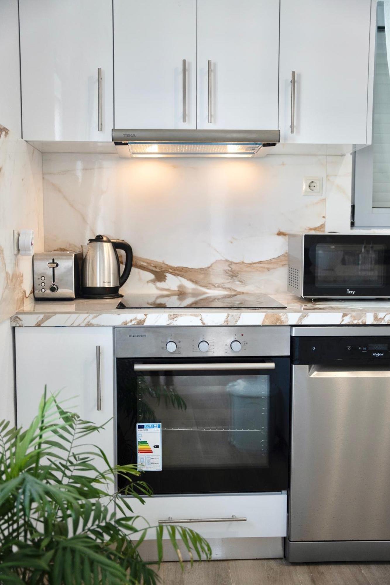 Exquisite 4-Bedroom Prestige Apartment Rhodes City エクステリア 写真