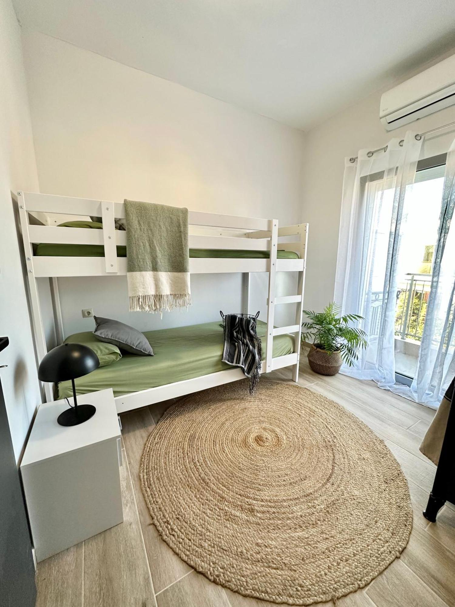 Exquisite 4-Bedroom Prestige Apartment Rhodes City エクステリア 写真